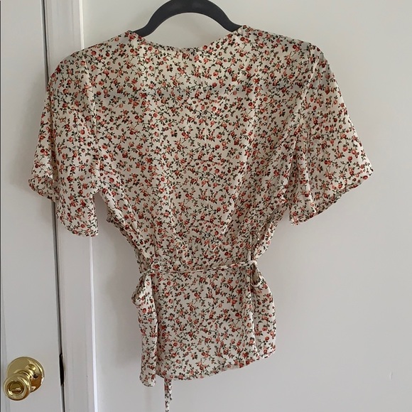 Honey Punch floral wrap cut out top - Picture 4 of 7